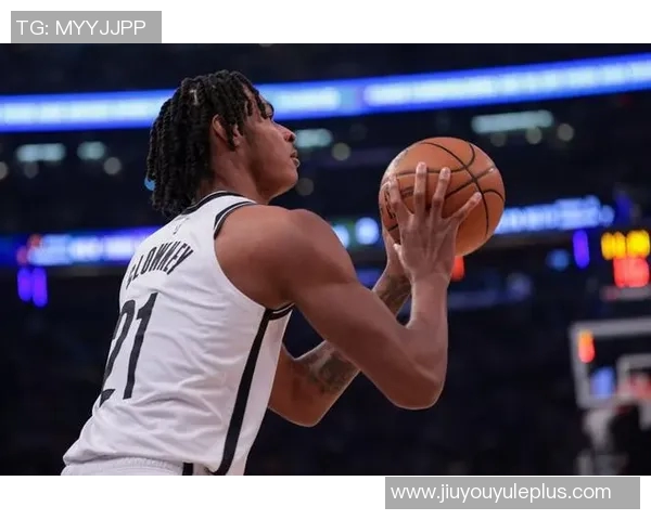 克洛尼首节火力全开四记三分狂砍13分1板1断展现神准外线能力